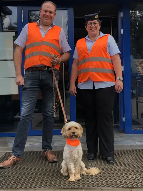 Foto: Johannes Juen vom Vertrieb der Firma Brandmayr, Bürohund Peanuts und Silvia Müller, Vorsitzende des Kameraden- und Soldatenvereins Lützelburg freuen sich über 225 Kilogramm gesammelte Kronkorken.