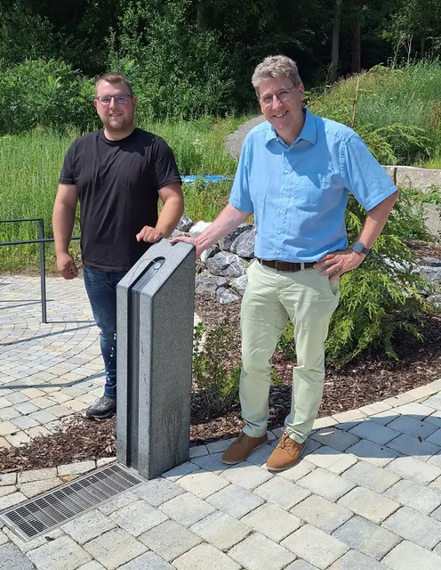 Das Foto zeigt (von links): Alexander Wagner, Leiter des städtischen Wasserwerks, und Erster Bürgermeister Martin Brenner testen den neuen Trinkwasserbrunnen.  | Foto: Stadt Burgau