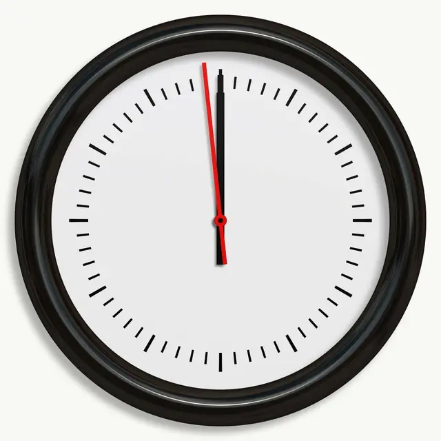 Eine runde Uhr im schwarzen Kreis, scharzer Stunden und Minutenzeiger auf der 24, der rote Sekundenzeiger 5 vor Voll