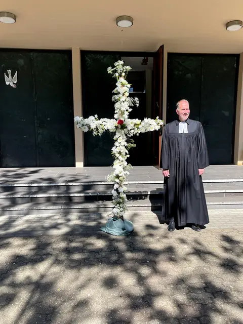 Das Foto zeigt Pfarrer Stefan Korn vor „seiner“ Lutherkirche in Duisburg Duissern.
Foto: www.ekadu.de
