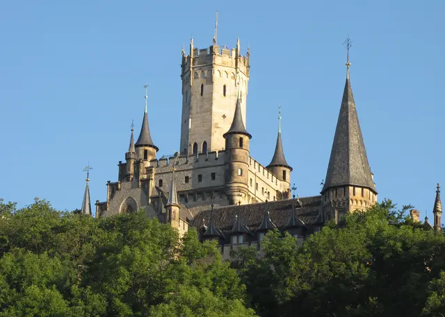 Heute gehört Schloss Marienburg einer gemeinnützigen Stiftung an. Sie wurde 2019 von Ernst August Prinz von Hannover gegründet, um das Kulturdenkmal und die Welfensammlung dauerhaft zu erhalten und für die Öffentlichkeit zugänglich zu machen. Und dort oben auf dem Marienberg wird es hoffentlich noch lange stehen.  | Foto: Kurt Wolter