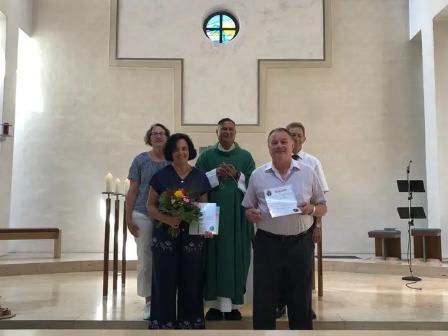 Foto: Glückwünsche für Elke und Konrad Eser kamen von Mesnerin und PGR-Vorsitzender Simone Götzfried, von Pfarrer Norman D`Souza und von Kirchenpfleger Martin Koch.