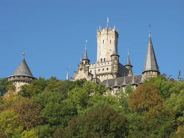 Hoch oben über der Leine auf dem Marienberg thront das Schloss. Von weither ist es als Landmarke sichtbar.  | Foto: Kurt Wolter