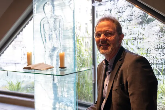 Pfarrer Stephan Blank beantwortet am Montag von 18 bis 20 Uhr am kostenlosen Service-Telefon der Evangelischen Kirche Duisburg die Fragen der Anrufer.
Foto: www.ekadu.de
