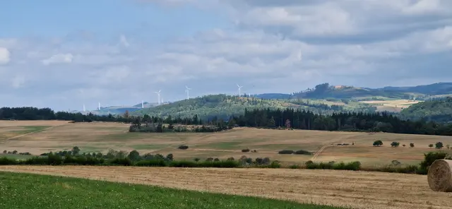 Blick vom Waldrand Hatzfeld auf den Windpark von Berleburg im benachbarten Wittgenstein.