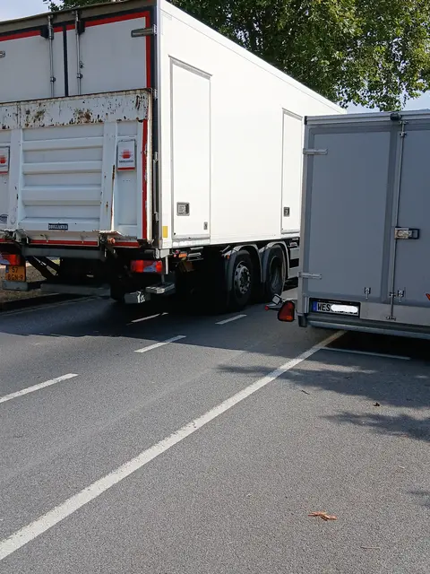 Fahrbahn Brüner Landstraße in Wesel: Mittig der Fahrbahn Radfahrschutzstreifen. Rechts längsparkender Anhänger. Links vorbeifahrender Lkw.  | Foto: Siegmund Walter, 17.07.2026, 10:36 Uhr