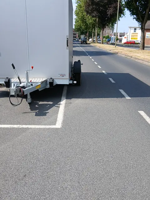 Parkender Anhänger auf Brüner-Landstraße in Wesel. (Vorderansicht)
 | Foto: Siegmund Walter, 17.07.2026, 10:36 Uhr