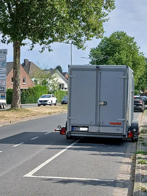 Parkender Anhänger auf Brüner-Landstraße in Wesel. (Rückansicht) | Foto: Siegmund Walter, 17.07.2026, 10:37 Uhr