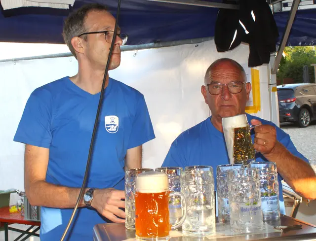 Im Getränkeausschank hatten Reinhard (rechts) und  Manfred hatten alle Hände voll zu tun um die durstigen Besucher mit gekühlten Getränken zu versorgen. | Foto: Peter Heider