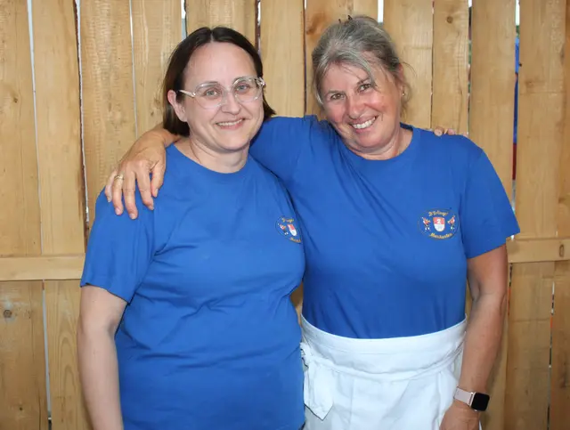 Maricke (rechts) und Dagmar freuten sich in ihrem Stand über den großen Besucherzuspruch beim diesjährigen Gartenfest der Erlinger Musiker. | Foto: Peter Heider