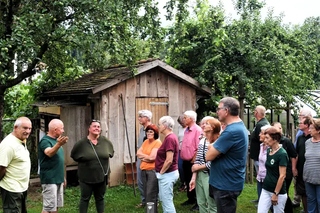 Günther Luderschmid bei seiner Gartenführung. | Foto: Walter Trettwer