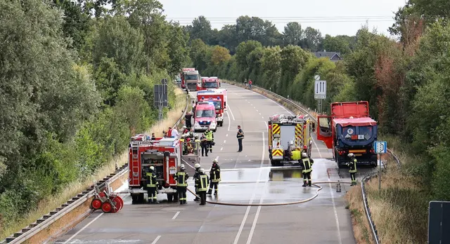 Bilder Axel Schepers / Lkw-Auflieger mit alten Autobatterien gerät auf der B473 in Brand 
