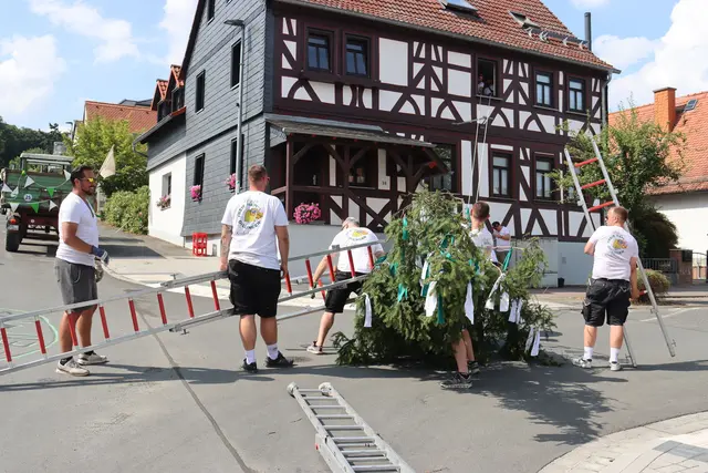 Aufstellen des Kerbebaums