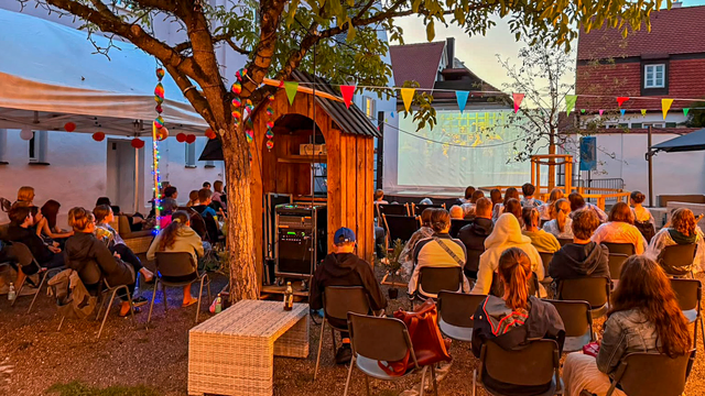 Zum Open Air-Kinoabend hat das Jugendparlament Friedberg/Bayern in den Achivhof eingeladen. Caroline Straßinger (Abt. Öffentlichkeitsarbeit/Kultur der Stadt Friedberg) und Alina Loos (Stadtjugendpflege) haben zusammen mit dem im Januar 2026 neu gegründeten Jugendparlament ein ausgezeichet organisiertes Veranstaltungswochenende präsentiert. | Foto: FSeventfoto