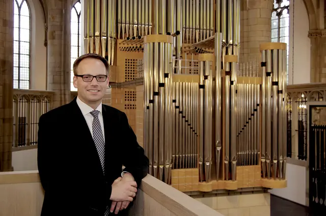 Das Foto zeigt Ansgar Schlei, der die Reihe der diesjährigen Sommerlichen Orgelkonzerte in der Hamborner Friedenskirche am Mittwoch eröffnet.
Foto: Andreas Jäger
