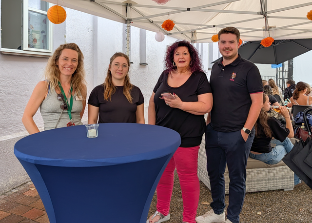 Jugendparlament 2026 Friedberg/Bayern - KInoabend im Archivhof - myheimat-Reporterin Sabina Scherer (zweite von rechts) im Gespräch mit Caroline Straßinger und Alina Loos (Stadt Friedberg) und den Stadtrat und JU-Kreisvorsitzenden Philipp Landherr | Foto: FSeventfoto