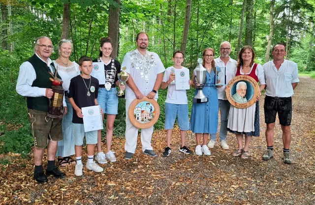 v.l.n.r.: Ingo-Peter Lehmann (Wolperdingerpokal), 1. Gauschützenmeisterin Heike Wildfeuer-Fick, Sean-Ryan Hanke (Schützenprinz), Laura Göbel (Jugendkönigin und Vereinsmeisterin Jugend), Dominik Spies (Schützenkönig &amp; Königsscheibe), Jonas Göbel (Vereinsmeister Schüler), Michaela Göbel (Damenpokal &amp; Stöcklepokal), 1. Bürgermeister &amp; Schützenkommissar Karl Rehm, Angelika Kefer (Klaus-Meier-Gedächtnisscheibe), 1. Schützenmeister Christian Pelz