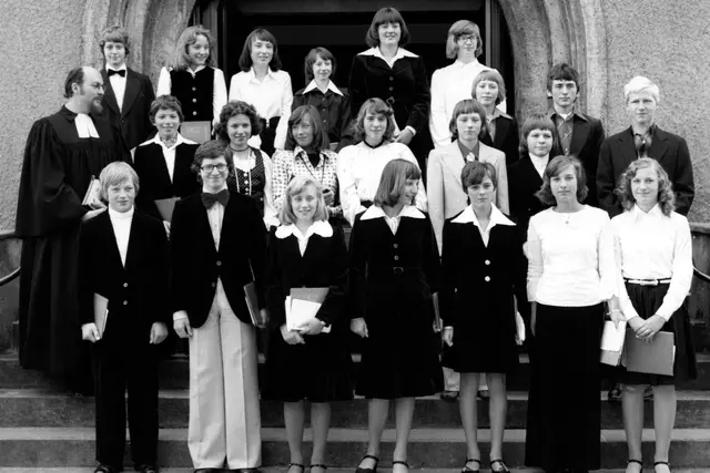 Lang ist's her, doch es sind unvergessliche Erinnerungen: Das Foto zeigt Pfarrer Meyer-Mintel bei der Konfirmation 1976 vor der Kirche in Bissingheim.
Foto: Archiv Ev. Kirchengemeinde Trinitatis
