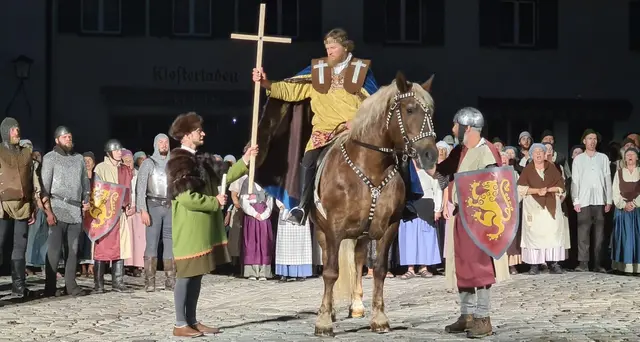 … bricht mit seinen Mannen auf