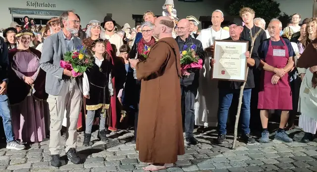Goldene Ehrenmedaille der Gemeinde Steingaden für Karl Müller-Hindelang und …