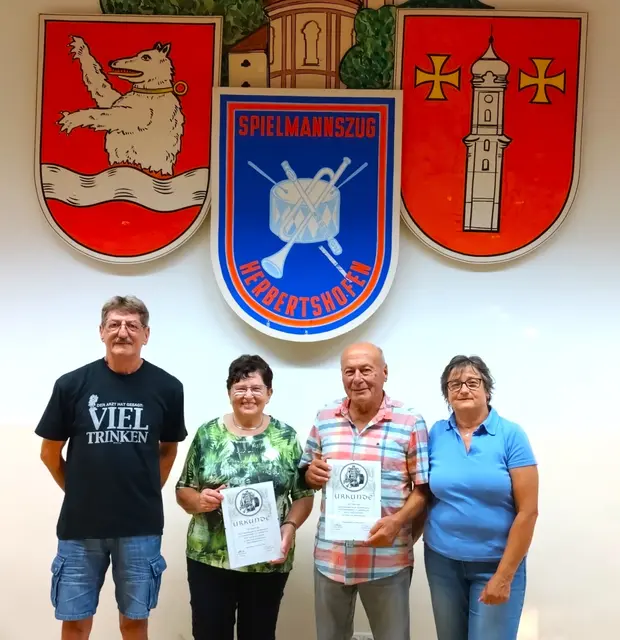 Ehrungen langjähriger Vereinsmitglieder beim Spielmannszug Herbertshofen am diesjährigen Sommerfest (von links): Vorsitzender Peter Stöckner, Annerose Kaiser (30 Jahre Mitgliedschaft), Josef Kotroba (40 Jahre Mitgliedschaft) und Vorsitzende Elisabeth Wieder. | Foto: Peter Heider