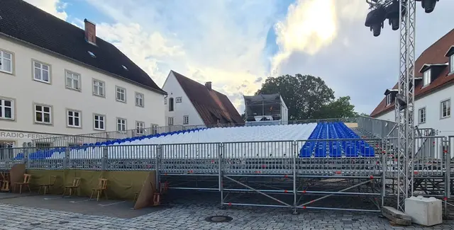 Die noch leere Tribüne in Erwartung der 700 Premieren-Besucher