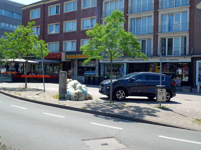 Gelbe Säcke sowie blaue Müllsäcke/tüten am Franz Etzel Platz Höhe Hausnummer 6, nahe der Eisdiele Lohscheider 46483 Wesel.
Sachstand: 16.07.26 bis 21.07.2026
Abfuhrtermin laut Abfallkalender der ASG: 22.07.2026  | Foto: Siegmund Walter, 21.07.2026, 14:50 Uhr