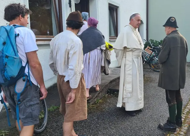 Auf dem Weg zu Maske; Abt Gilbert, Martin Kainz, im Gespräch mit dem Jager, Stefan Lubos