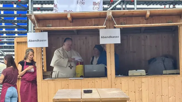 Schirmherr beim Nebenverdienst an der Abendkasse?