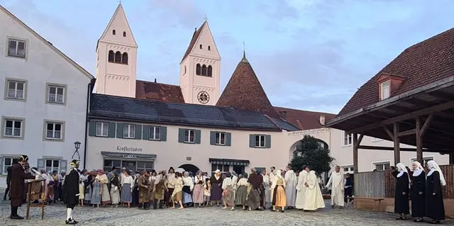 Obrigkeits-Vertreter verlangen von Bevölkerung Registrierung
