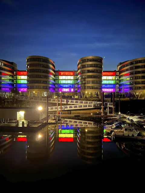 Christopher Street Day 2023: Auch das Bürogebäude Five Boats im Innenhafen erstrahlt in Regenbogenfarben.
Foto: Ilja Höpping / Stadt Duisburg

