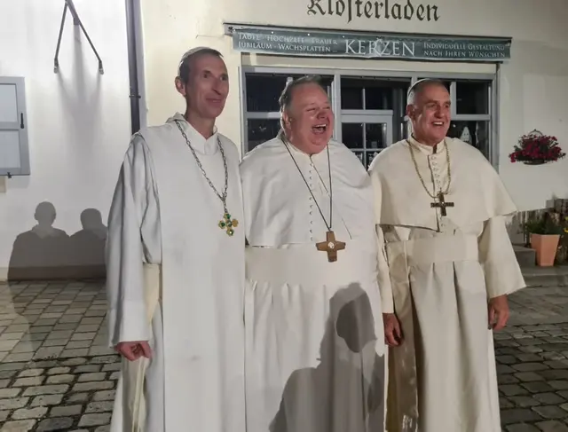 Abt Oteno, Abt Pater Petrus-Adrian Lerchenmüller, OPraem und Abt Gilbert (v.l.n.r)