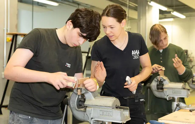 Beim „Green Day“ der HWK Schwaben standen Klimaschutz und Nachhaltigkeit auf dem Programm. Darunter: das Schreinerhandwerk. Alexandra Nagel, Ausbildungsleiterin bei der Schreinerei AHA GmbH in Gersthofen, leitete die Jugendlichen bei der Fertigung eines Handyhalters aus Holz an. | Foto: Sascha Schneider, HWK Schwaben   