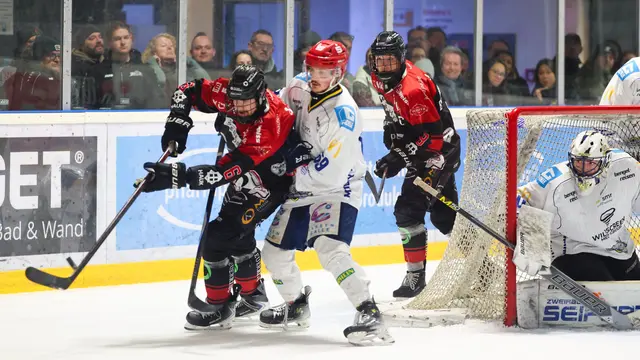 Marco Sternheimer (links in schwarz/rot) und Tim Bullnheimer (rechts) gehören zu den gefährlichsten deutschen Stürmern in der Bayernliga. | Foto: Dietmar Ziegler