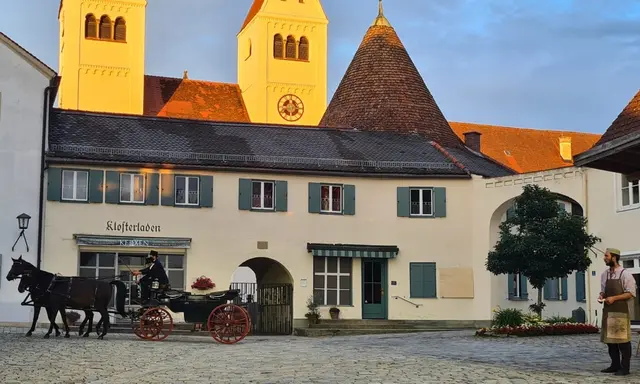 Kutsche wartet auf Abt Gilbert zur Fahrt zu den Tiroler Weingütern