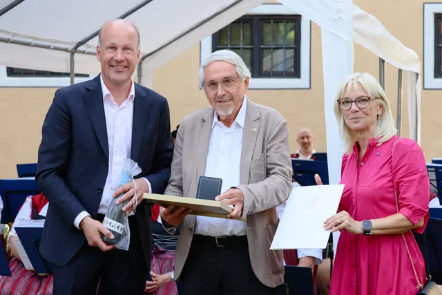 Von links: Der Stadtberger Dr. Ferdinand Reithmeyr erhielt eine besondere Würdigung, als ihm von Landrat Martin Sailer die Verdienstmedaille in Gold für sein herausragendes ehrenamtliches Engagement verliehen wurde. | Foto: Julia Pietsch