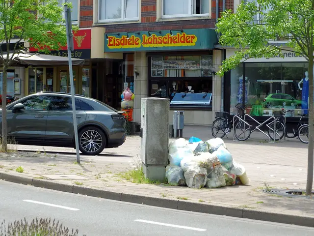 Gelbe Säcke sowie blaue Müllsäcke/tüten am Franz Etzel Platz Höhe Hausnummer 6, nahe der Eisdiele Lohscheider 46483 Wesel.
Sachstand: 16.07.2026
Abfuhrtermin laut Abfallkalender der ASG: 22.07.2026  | Foto: Siegmund Walter, 16.07.2026
