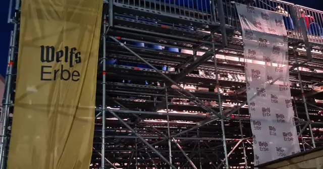 Rückseite Tribünenaufbau bei Nacht