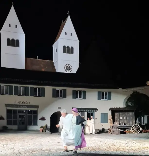 Anknüpfung an Start-Szene: Mönch verlässt Kloster, beginnt mit seiner Liebschaft neues Leben