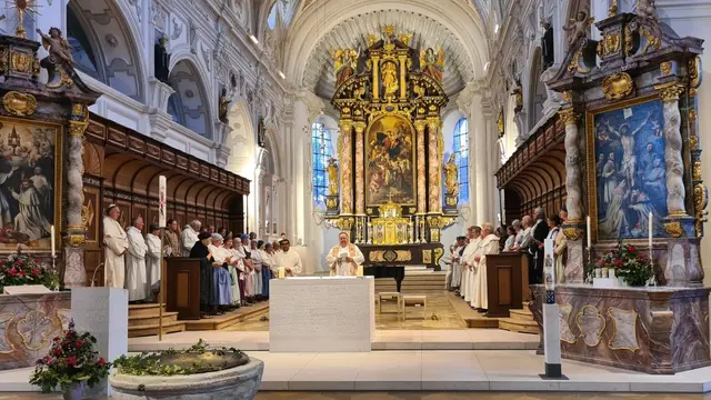Pater Joyice und Abt Pater Petrus-Adrian eröffnen Andacht vor Premiere im Welfenmünster Steingaden