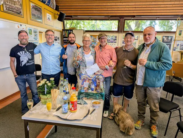 Von links nach rechts:
Harald Alt (Lehrer Schlagwerk), Andreas Thon (Leiter der Jugendkapelle Friedberg), Sebastian Hummel (Lehrer Klarinette und Saxophon), Karola Piel (Leiterin der Friedberger Schule für Musik), Harald Hofbauer (Lehrer Klarinette und Saxophon), Stefan Schmidt (Lehrer Gitarre), Peter Oswald (Lehrer Trompete) | Foto: Sabine Fischer