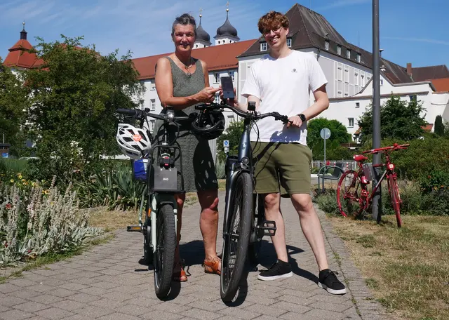 Daniela Fischer, Radverkehrsbeauftragte der Stadt Günzburg, und Sven Wandel, Mobilitätsmanager des Landkreises Günzburg, stellen das Pilotprojekt vor.  | Foto: Benjamin Sigmund / Landratsamt Günzburg
