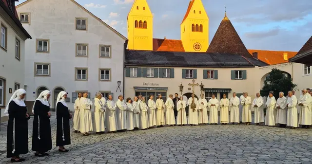 3 Kaufbeurer Franziskanerinnen berichten Mönchen beim Morgengebet vom drohenden Unheil für Klöster, mit ihrer Wallfahrt auf die Wies wollen sie es abwenden