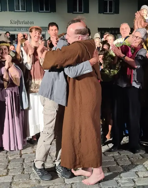 … herzliche Umarmung mit Frater Hippolyth alias Bürgermeister Max Bertl