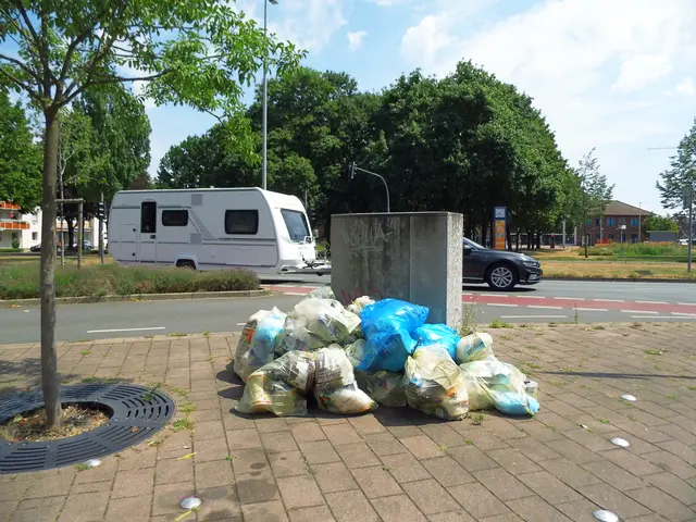 Gelbe Säcke sowie blaue Müllsäcke/tüten am Franz Etzel Platz Höhe Hausnummer 6, nahe der Eisdiele Lohscheider 46483 Wesel.
Sachstand: 16.07.2026
Abfuhrtermin laut Abfallkalender der ASG: 22.07.2026  | Foto: Siegmund Walter, 16.07.2026, 14:19 Uhr