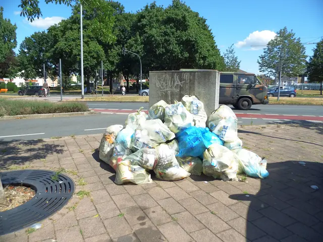 Gelbe Säcke sowie blaue Müllsäcke/tüten am Franz Etzel Platz Höhe Hausnummer 6, nahe der Eisdiele Lohscheider 46483 Wesel.
Sachstand: 16.07.2026 bis 21.07.2026
Abfuhrtermin laut Abfallkalender der ASG: 22.07.2026  | Foto: Siegmund Walter, 21.07.2026, 15:43 Uhr