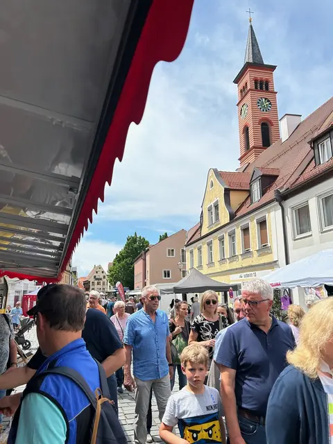 Der Jahrmarkt in Friedberg begeistert mit seiner Vielfalt und lädt zum Verweilen in der historischen Marktzone ein. | Foto: Aktiv Ring Friedberg / Renate Mayer