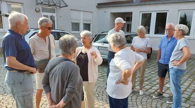 Am Sonntagmorgen sammelt man sich vor der Abfahrt hinter dem Rathaus | Foto: privat