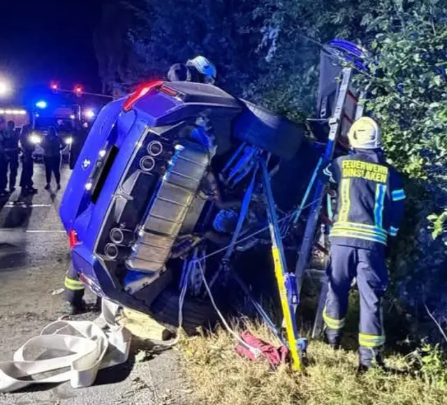 Bild Feuerwehr Dinslaken, Text Polizei Wesel  / Drei Personen nach Autounfall verletzt / Wagen lag bei Eintreffen der Polizei auf der Seite