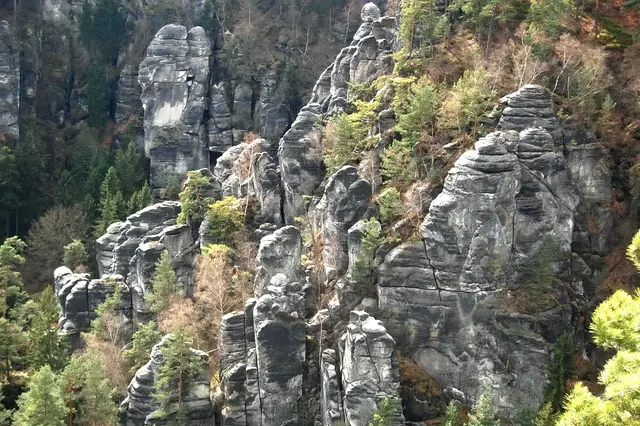 Und wo man auch in diesem Felskessel aus Sandstein hinguckt, ist Staunen angesagt | Foto: Kurt Wolter
